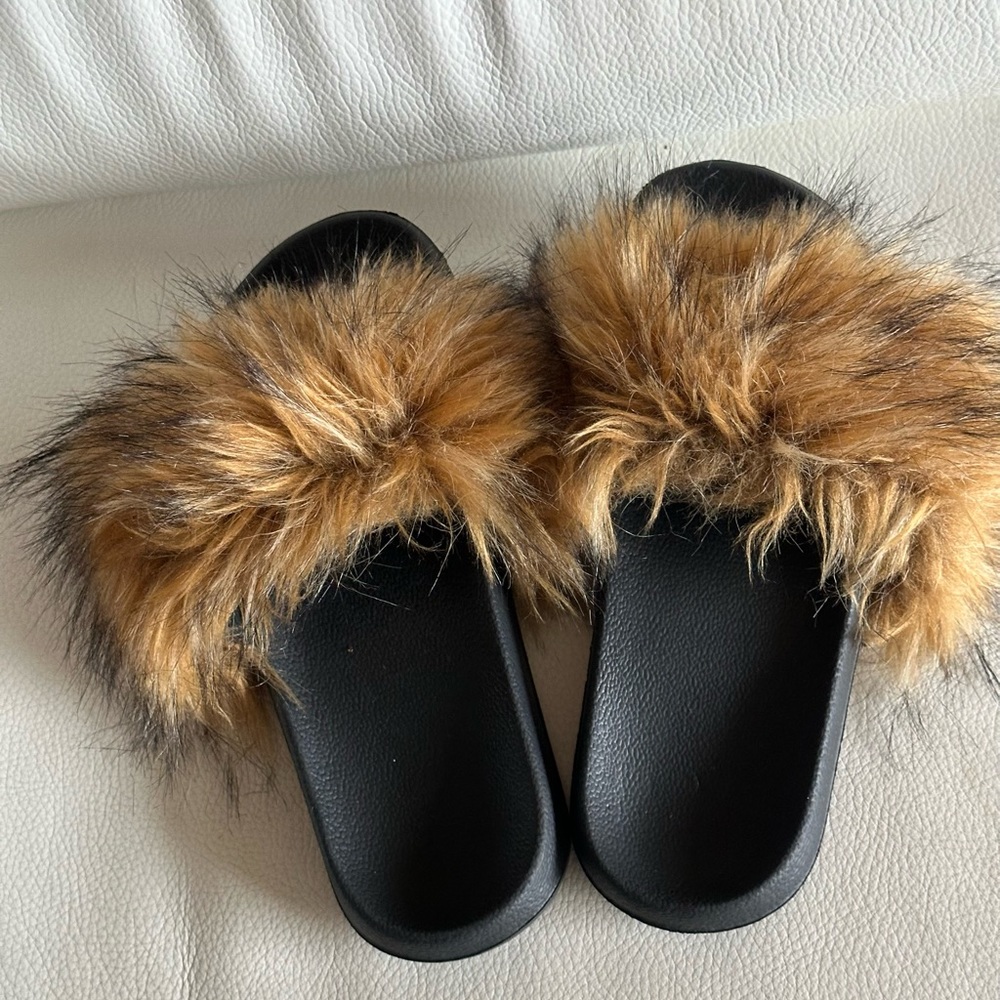 Sandals with faux fur. Size 8